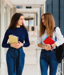 La mujer en la universidad: los 3 factores que influyen en su elección de estudios