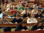El Estado otorgará becas a desempleados para estudiar másters en universidades públicas
