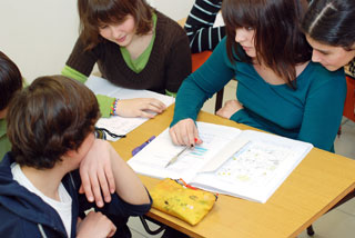 Los jóvenes europeos recomendarían estudiar un grado antes que formación profesional