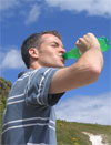 Llevar una botella de agua a los exámenes puede mejorar las notas de la carrera, según un estudio